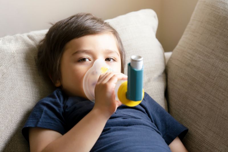 A child with an asthma inhaler